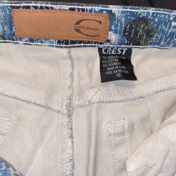 Crest Jeans with flower pattern details. - Picture 3 of 3
